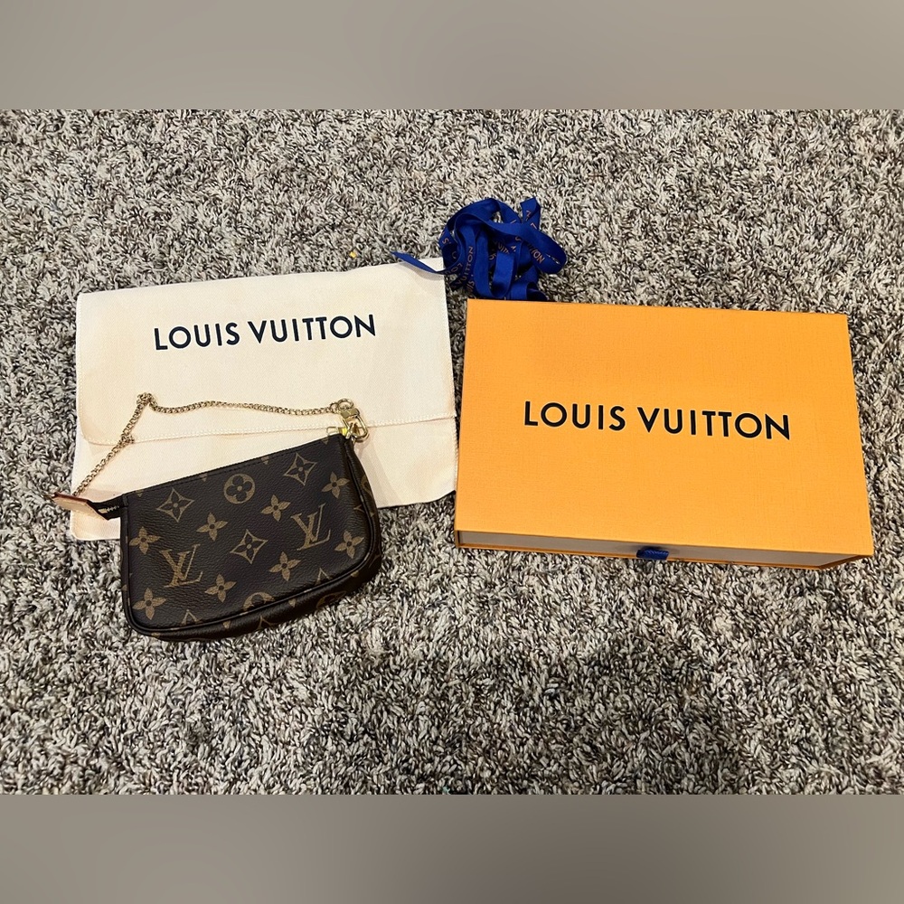 *AUTHENTIC* Never Used Louis Vuitton Mini
Pochette Accessoires